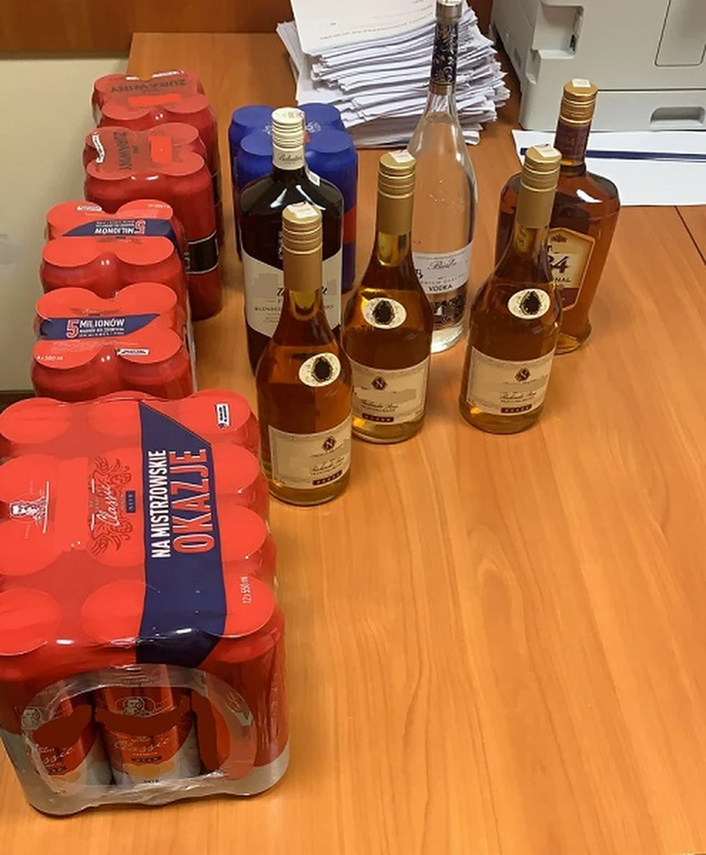 Sklepowego złodzieja zatrzymali policjanci z Bornego Sulinowa w woj. zachodniopomorskim. Uwieczniony przez monitoring starszy pan przez miesiąc zdołał wynieść trunki warte prawie 1,5 tysiąca złotych. Policjantom wyjaśnił, że w ten sposób chciał zaoszczędzić środki na inne, pilniejsze wydatki.