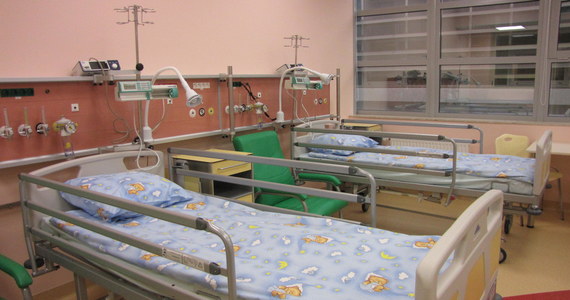 Bardzo zła sytuacja Dziecięcego Szpitala Uniwersyteckiego w Krakowie Prokocimiu, jednej z najlepszych w Polsce pediatrycznych placówek wysokospecjalistycznych. Z pracy rezygnują kolejni pracownicy, szpitalowi grozi paraliż.