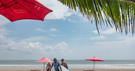 Indonezyjska wyspa Bali otwiera się na zagranicznych turystów po 18 miesiącach zamknięcia z powodu pandemii koronawirusa.