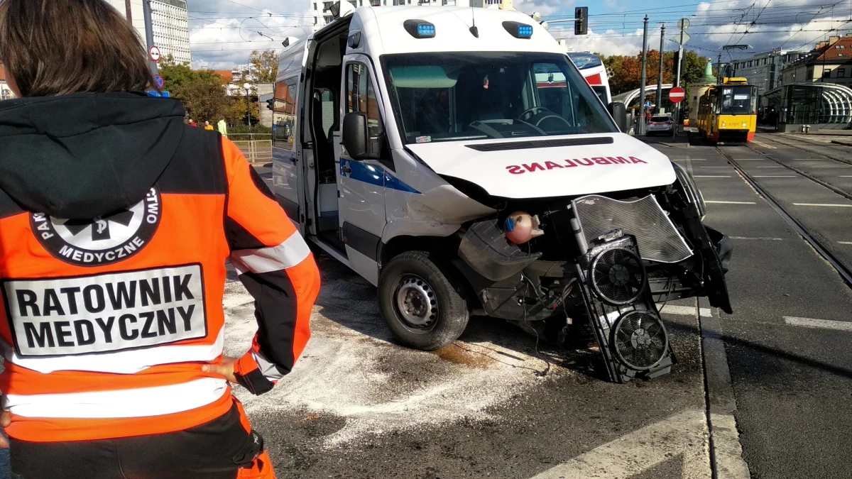 Wypadek w Warszawie. Placu Bankowym w Warszawie zderzyła się karetka z samochodem osobowym. Jak informuje reporter RMF Maxxx, żadna osoba nie została ranna.