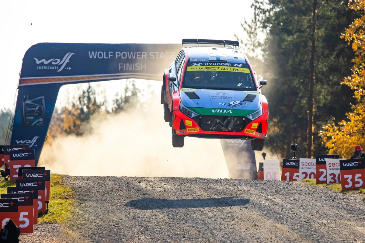 Niespełna dwa tygodnie po wywalczeniu podium w domowym Rajdzie Finlandii, Jari Huttunen i Mikko Lukka wracają do Hyundaia i20 N Rally2, by powalczyć o ważne punkty przedostatniej rundy FIA WRC. Finowie już po raz szósty w tym sezonie, staną do pojedynku w gronie najlepszych załóg świata, by reprezentować barwy Hyundai Motorsport N. W najbliższy weekend zamienią szybkie fińskie szutry, na kręte i wąskie asfaltowe drogi północno-wschodniej Hiszpanii. Po historycznej wygranej w Hyundaiu i20 N Rally2 na odcinkach asfaltowego 56. Renties Ypres Rally Belgium, także w ten weekend Huttunen i Lukka, są w gronie faworytów typowanych do zwycięstwa w WRC Rally RACC Catalunya - Rally de España (15 - 17 października 2021).
