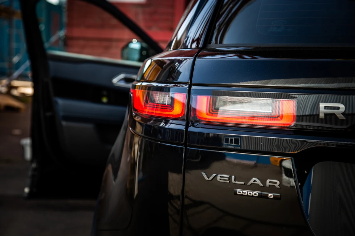 Ucierpią kierowcy i branża transportowa – alarmują posłowie Prawa i Sprawiedliwości. W interpelacji do ministra infrastruktury, który również jest z PiS-u, nie pozostawiają suchej nitki na projekcie ustawy o systemach homologacji pojazdów oraz ich wyposażenia, która ma wejść w życie z nowym rokiem. Według posłów przez przepisy w proponowanym kształcie blisko 3 miliony samochodów na gaz LPG nie będzie mogło wyjechać na polskie drogi. Ministerstwo jednak uspokaja i zapewnia, że nowe przepisy "nie nakładają nowych obowiązków dla posiadaczy pojazdów zasilanych gazem".