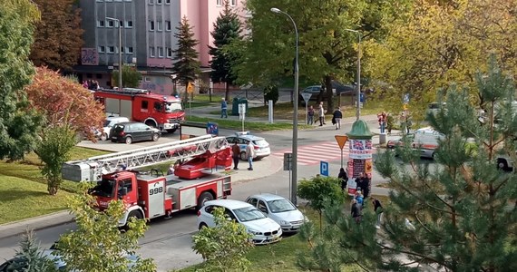 Kobieta zginęła w pożarze mieszkania na czwartym piętrze bloku przy ulicy Wysłouchów w Krakowie. Strażacy znaleźli jej ciało po wejściu do lokalu, w którym pojawił się ogień. 