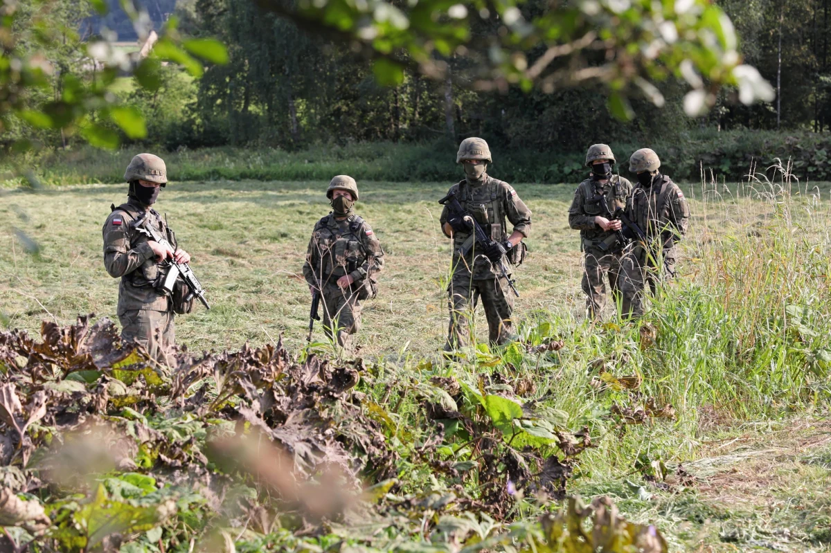 Sejm uchwalił ustawę o budowie zabezpieczenia granicy państwowej. Zgodnie z regulacją na granicy z Białorusią powstanie bariera zabezpieczająca przed migracją. Szacowany koszt planowanej inwestycji to 1 mld 615 mln zł.
