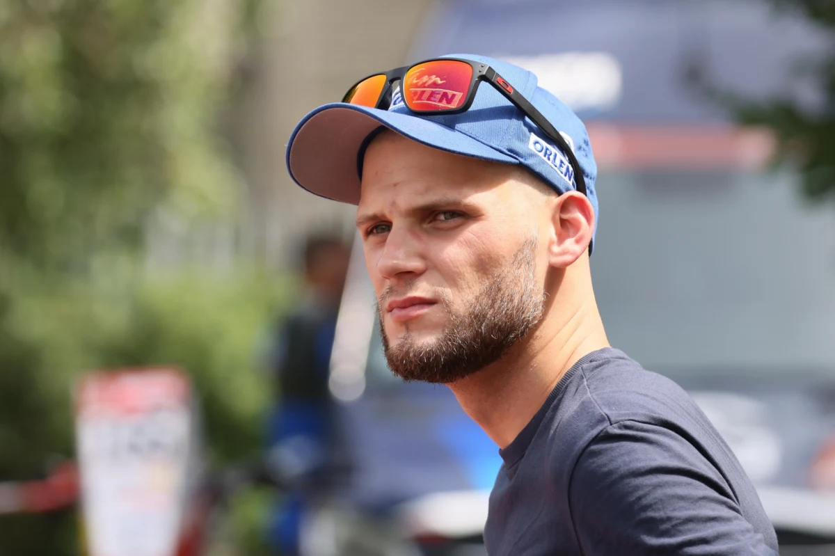 Przed nami ostatnia odsłona Rajdowych Samochodowych Mistrzostw Polski. Kluczowa runda nie będzie jednak rozgrywana w Polsce, a w Koszycach na Słowacji. Bardzo blisko mistrzowskiego tytułu jest załoga Orlen Teamu Miko Marczyk i Szymon Gospodarczyk. W walce o tytuł wicemistrzowski liczy się także inna załoga Orlen Teamu - Kacper Wróblewski i Jakub Wróbel. "Nie do końca skupiamy się na wicemistrzostwie. Trzeba się skupić na tym, żeby pojechać dobry rajd i nie popełnić błędu. Myślę, że wiele będzie się działo" - podkreśla Kacper Wróblewski, z którym o specyfice Rajdu Koszyc rozmawiał Wojciech Marczyk z redakcji sportowej RMF FM.