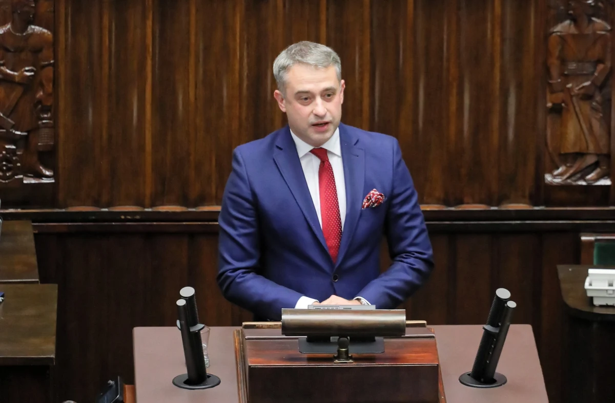 "Śpiewaj! Śpiewaj!" - takie okrzyki słychać było dziś w Sejmie. Po wystąpieniu premiera Mateusza Morawieckiego w Sejmie w sprawie Unii Europejskiej głos zabrał szef klubu Lewicy Krzysztof Gawkowski. Zaproponował, by Sejm wraz z premierem odśpiewał hymn UE. "Dajmy wyraz temu, że wszyscy jesteśmy Europejczykami" - mówił. Ostatecznie hymn nie został odśpiewany. 