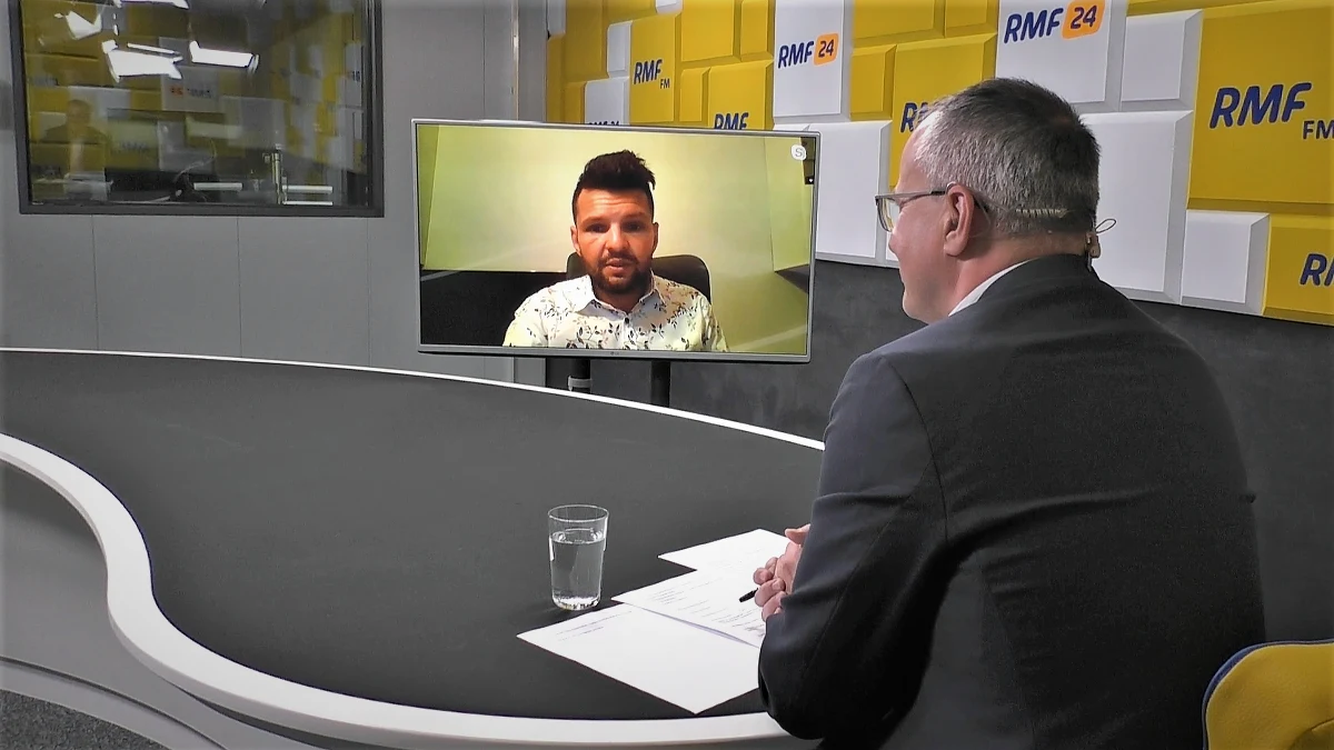 „To nie jest podwyżka, tylko zmiana warunków pracy, która wiąże się z podwyższeniem pensum z 18 do 22 godzin. Pan minister chciałby również, by były dokumentowane godziny, które spędzamy w kontakcie z uczniami, rodzicami, czy na wycieczkach szkolnych” – tłumaczył w Popołudniowe rozmowie w RMF FM Dariusz Martynowicz. Nauczyciel Roku 2021 odniósł się w ten sposób do pytania o to, jaki ma stosunek do zapowiedzi podwyżek dla nauczycieli. Zdaniem Dariusza Martynowicza zmiany, które chce wprowadzić MEiN w pracy nauczycieli grożą zwolnieniami. Dlatego też nauczyciele się ich boją. „Jeżeli te zmiany wejdą z polskiej szkoły odejdą nie tylko emeryci, ale także najlepsi nauczyciele, którzy poradzą sobie doskonale na rynku pracy w innym miejscu” – przekonuje.