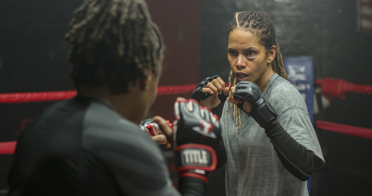 W reżyserskim debiucie Halle Berry "Poobijana" laureatkę Oscara zobaczymy w zaskakującej roli byłej zawodniczki MMA, która nie tylko próbuje wrócić do sportu, lecz również powalczy o miłość porzuconego przed laty syna. Film trafi do oferty Netfliksa 24 listopada. 