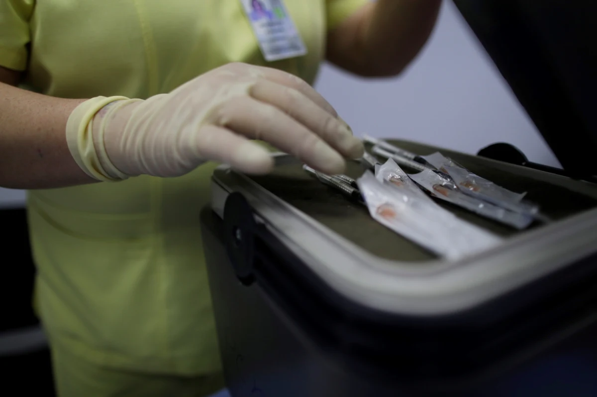 Europejska Agencja Leków dopuściła już dawkę przypominającą szczepionki przeciw Covid-19 dla wszystkich powyżej 18. roku życia. My też rozważamy, czy nie wprowadzić dawki przypominającej szczepionki dla osób z niższych roczników - powiedział wiceminister zdrowia Waldemar Kraska w TVP Info.