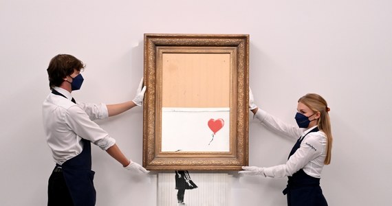 Konceptualne dzieło Banksy'ego "Love is in the Bin", które podczas poprzedniej aukcji uległo częściowemu, zamierzonemu samozniszczeniu, sprzedano na aukcji w Londynie za 18,5 mln funtów. To rekordowa cena za pracę tego brytyjskiego artysty street-artowego.