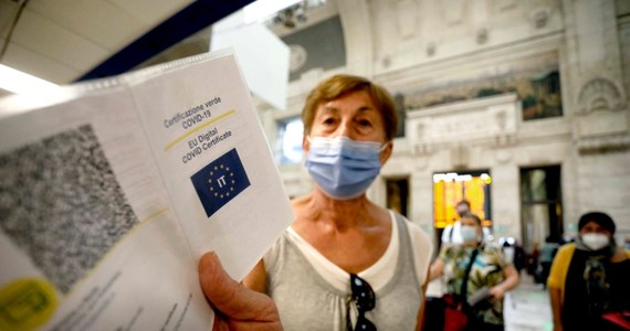 Kolejki na testy na obecność koronawirusa i ponowny wzrost liczby szczepień, wyścig po przepustkę Covid-19 w ostatniej chwili - tak prasa we Włoszech opisuje godziny poprzedzające wejście w życie obowiązku posiadania "paszportu sanitarnego" przez wszystkich pracujących.