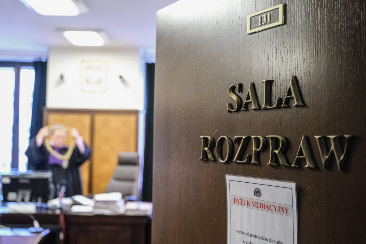 Paraliż w sądach. Rozprawy jedna po drugiej spadają z wokandy z powodu nieobecności nieorzekających pracowników sądu. Olbrzymia ich grupa wzięła zwolnienia lekarskie. W ten sposób protestują, domagając się między innymi podwyżek płac i działań, które zakończą mobbing.