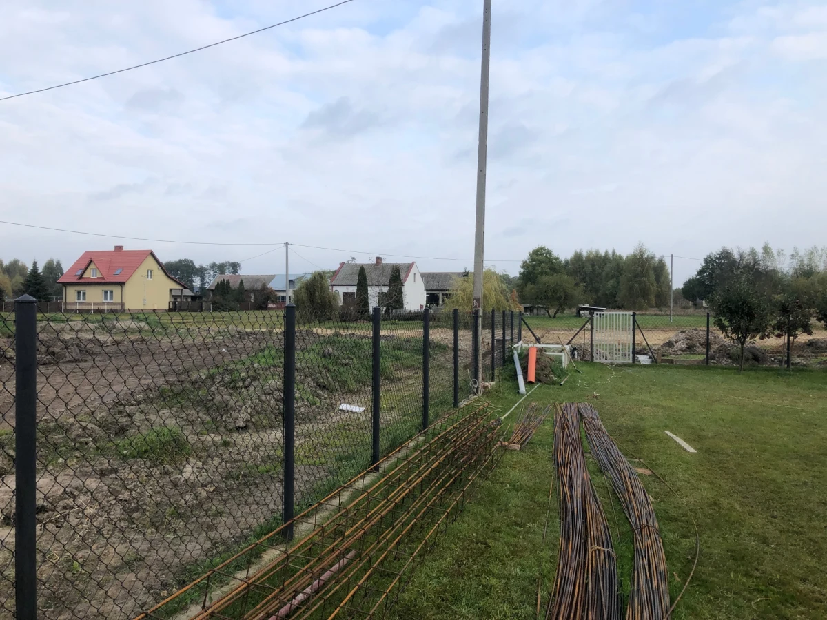 Spór wokół przekazania działek potrzebnych do rozbudowy lotniska w Radomiu. Część mieszkańców podradomskiej gminy Gózd nie chce oddać swoich gruntów. Trwają postępowania egzekucyjne w tej sprawie.