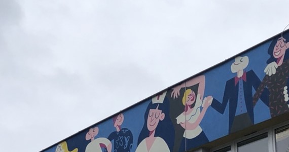 Uśmiechnięci lekarze, pielęgniarki, położne i pacjenci trzymający się za ręce znaleźli się na muralu, który został odsłonięty na ścianie Uniwersyteckiego Centrum Klinicznego w Katowicach-Ligocie w ramach obchodzonego dziś Europejskiego Dnia Walki z Rakiem Piersi. Przesłanie muralu to: "Nie jesteś sam w chorobie".