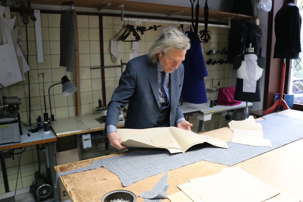 Jedna z najbardziej rozpoznawalnych postaci polskiego krawiectwa. W jego pracowni ubierali się znani z kręgu nauki, kultury, sztuki, biznesu oraz dyplomacji. Józef Turbasa, krakowski mistrz krawiectwa, gdyby żył, kończyłby w tym roku 100 lat. Wajda, Miłosz, Lem, Penderecki, Dziatkowiak to tylko nieliczni z jego klientów, którzy z czasem stawali się przyjaciółmi mistrza Turbasy.  