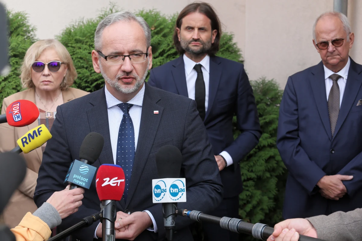 „Przechodzimy na dyskutowanie o możliwych scenariuszach zwiększania wynagrodzeń, które po prostu mają oparcie w ramach budżetowych” – mówił po spotkaniu Solidarności, Ogólnopolskiego Porozumienia Związków Zawodowych, pracodawców i ministerstwa zdrowia Adam Niedzielski. Szef resortu zdrowia podkreślił, że rozmowy w centrum "Dialog" były bardzo rzeczowe. Z przedstawicielami ministerstwa nie rozmawiali medycy z białego miasteczka. Oni liczyli dziś na rozmowę z premierem Mateuszem Morawieckim i zapowiedzieli, że w poniedziałek poinformują o dalszych działaniach protestujących. 