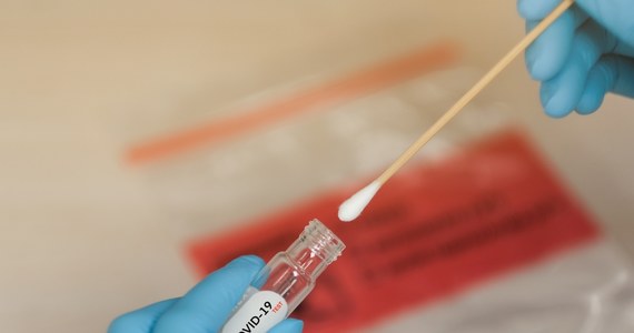 ​Wskutek błędów w jednym z prywatnych laboratoriów prawdopodobnie ok. 43 tys. osób w Anglii i Walii poinformowano, że testy nie wykryły u nich obecności koronawirusa, choć w rzeczywistości były zakażone - podały brytyjskie media. Jak podano, problem dotyczy testów przeprowadzonych między 8 września a 12 października.