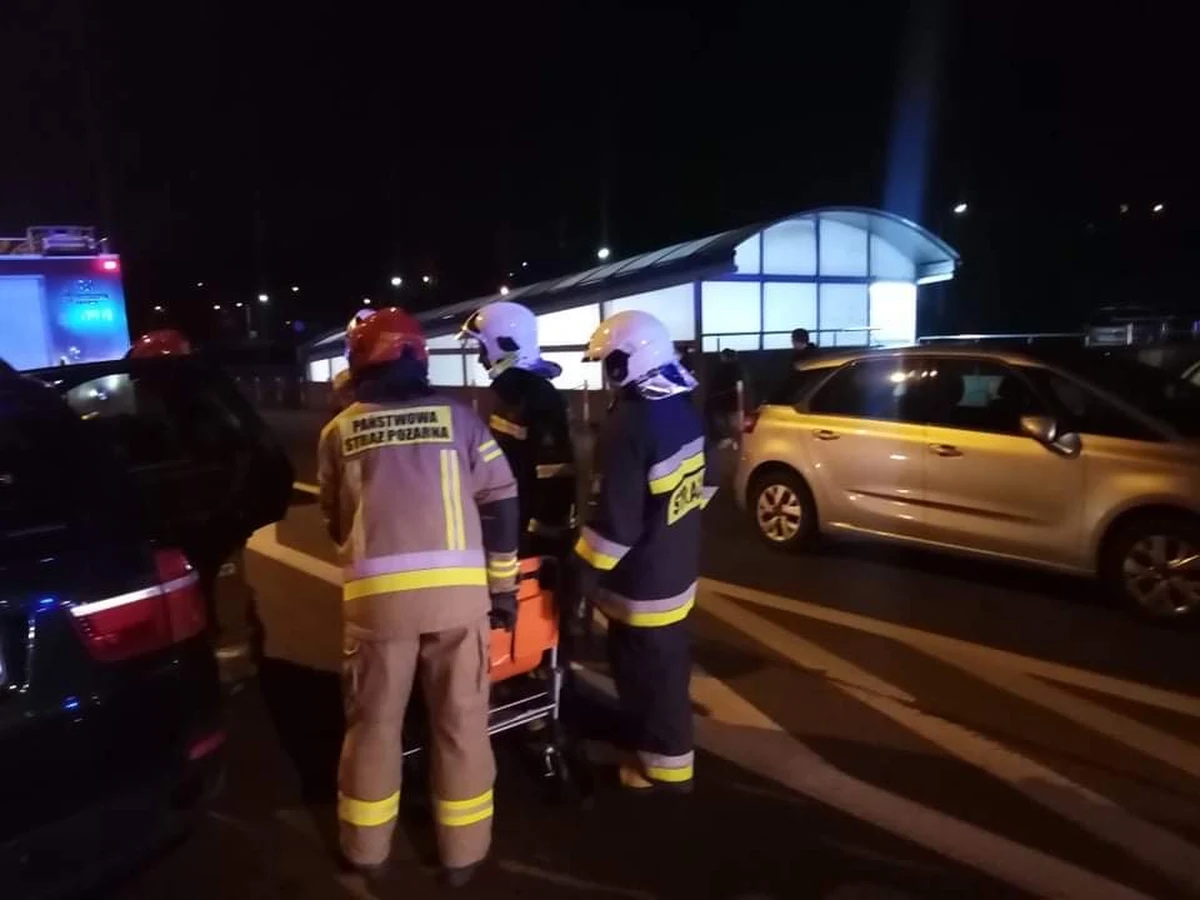 Nadzór budowalny pozwolił dziś mieszkańcom na krótkotrwałe wejście do budynku zagrożonego zawaleniem przy ul. Metzgera w Jaśle (Podkarpackie). Wczoraj wieczorem ewakuowano z niego 44 osoby. Nikt nie ucierpiał. Wśród ewakuowanych nie było dzieci.