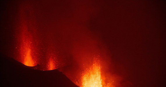 Chmura dwutlenku siarki z wulkanu Cumbre Vieja, która przemieszcza się nad Polską, nie stanowi żadnego zagrożenia - poinformowało Rządowe Centrum Bezpieczeństwa. "Na bieżąco monitorujemy sytuację" – dodano. 