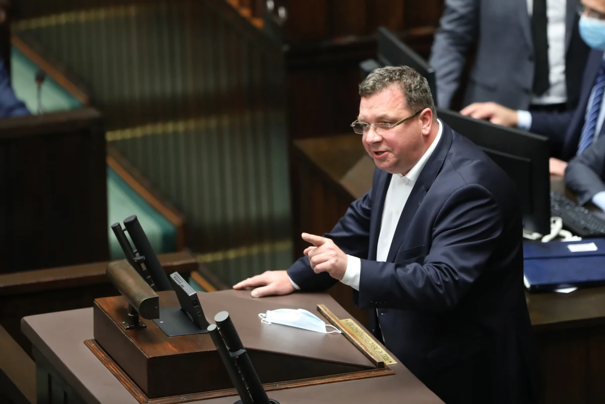 Wszyscy powinniśmy stanąć po stronie dobra dziecka - powiedział minister w KPRM Michał Wójcik. Dodał, że przygotowywane są w trybie pilnym zmiany w prawie dotyczące kwestii przymusowego odbierania dziecka po orzeczeniu sądu. Dyskusję rozpoczęła sprawa 6-letniej Elenki. Trzy lata temu matka dziewczynki opuściła partnera i wróciła z Włoch do Polski razem z córką. Ojciec zgłosił uprowadzenie córki i sąd przyznał mu prawo do opieki nad nią.
