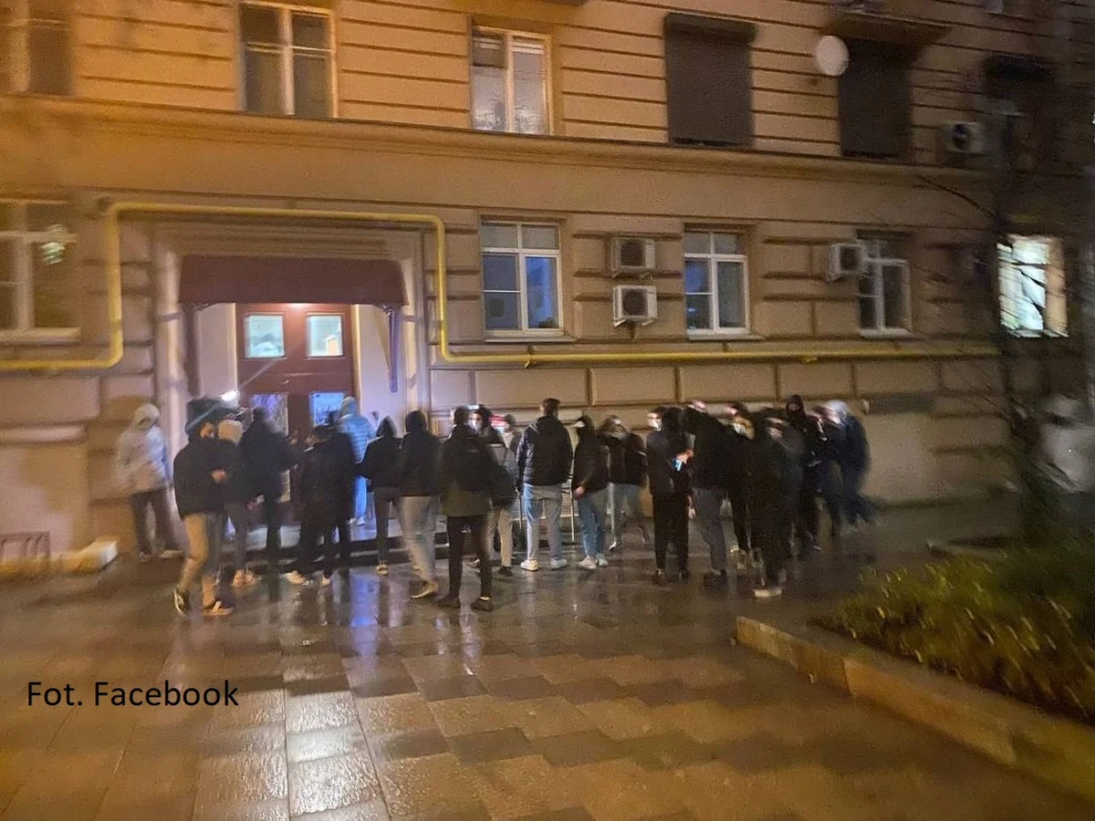 Po incydencie z udziałem prowokatorów w moskiewskim Stowarzyszeniu Memoriał policja zażądała od organizacji dokumentów z całego okresu jej działalności, w tym dokumentów finansowych - poinformował szef Memoriału Jan Raczyński. Wczoraj do sali Stowarzyszenia Memoriał wdarło się kilkadziesiąt zamaskowanych osób. Zastraszali widzów i wykrzykiwali obelgi.