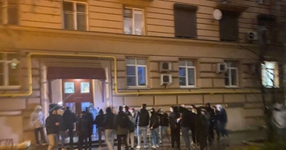 Po incydencie z udziałem prowokatorów w moskiewskim Stowarzyszeniu Memoriał policja zażądała od organizacji dokumentów z całego okresu jej działalności, w tym dokumentów finansowych - poinformował szef Memoriału Jan Raczyński. Wczoraj do sali Stowarzyszenia Memoriał wdarło się kilkadziesiąt zamaskowanych osób. Zastraszali widzów i wykrzykiwali obelgi.