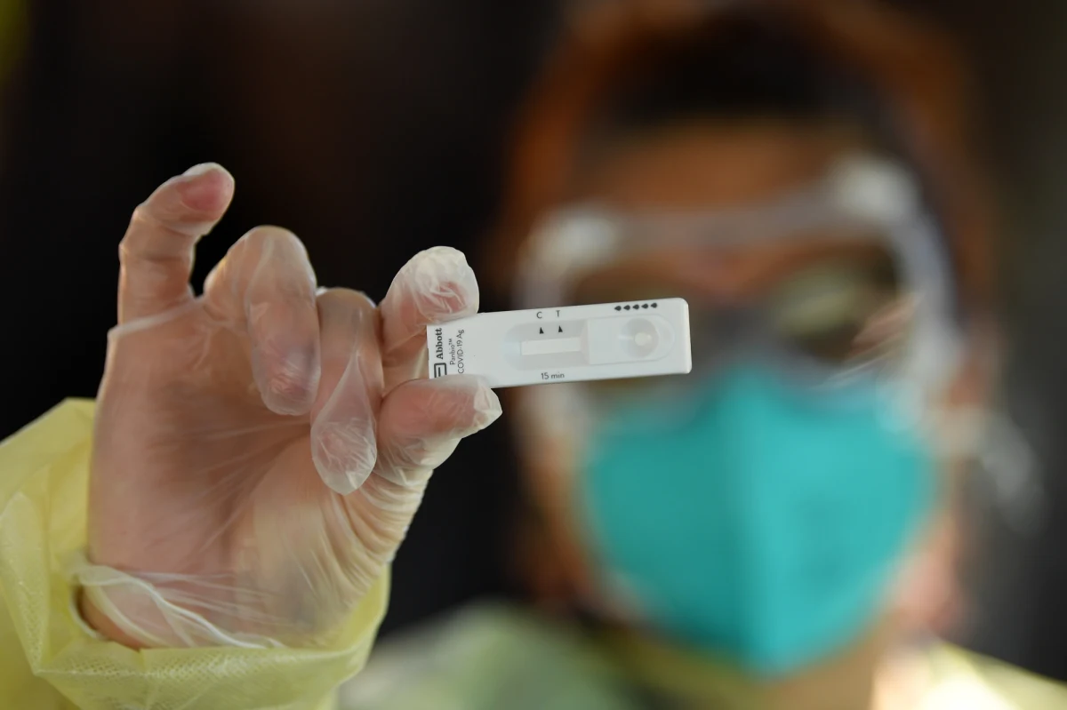 Najbardziej czarne scenariusze zakładają, że liczba osób hospitalizowanych z powodu Covid-19 może pod koniec roku sięgać dwudziestu, dwudziestu paru tysięcy - powiedział w TVP Info minister zdrowia Adam Niedzielski. "Liczymy się z tym, że hospitalizacji będzie dużo, ale jesteśmy przygotowani" - zapewnił.