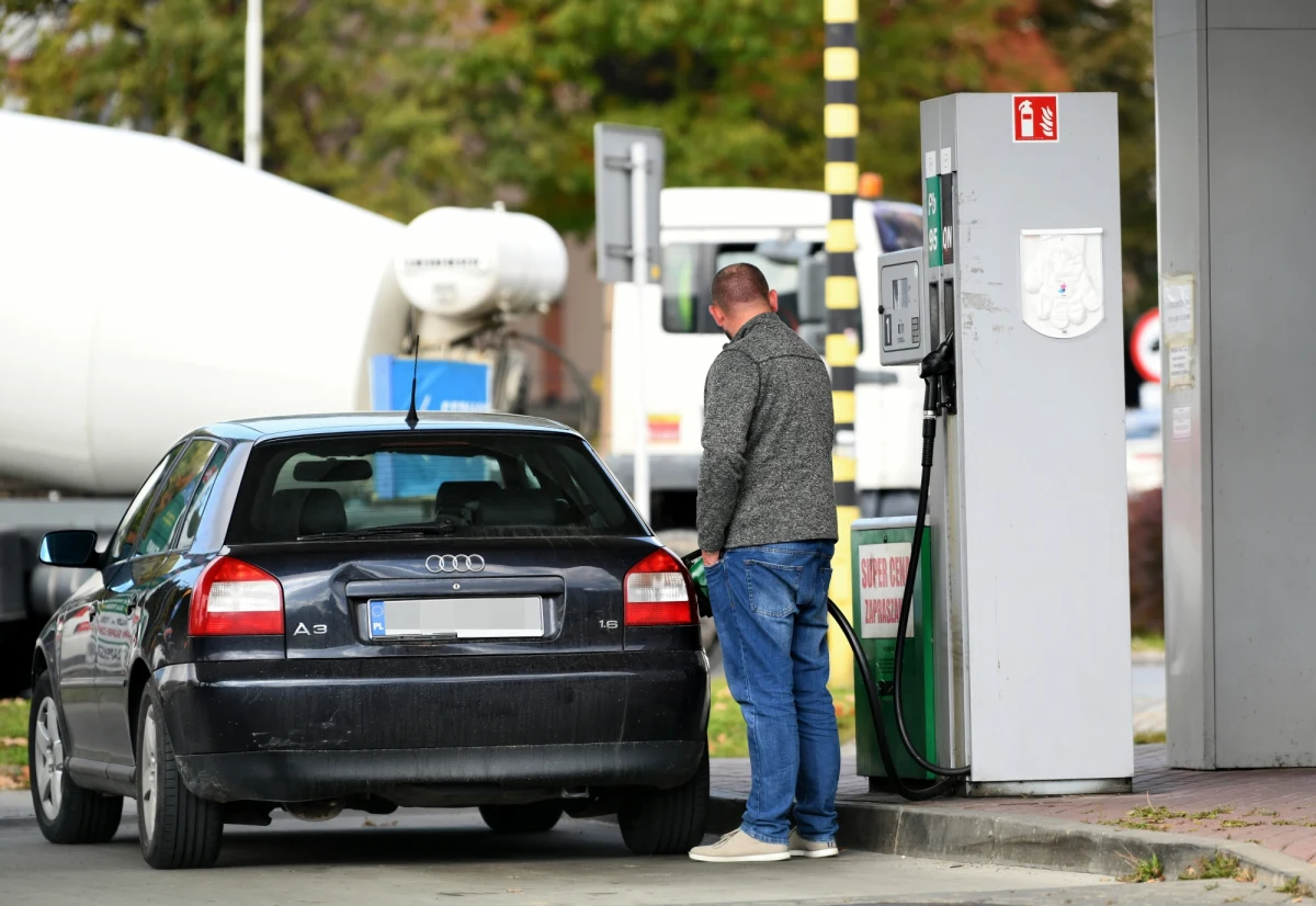 Wicepremier i lider Prawa i Sprawiedliwości Jarosław Kaczyński przyznał w RMF FM, że mimo obecnej sytuacji na rynku jest przeciwko obniżaniu akcyzy na paliwo. "Nie powinno się ograniczać dochodów państwa, a akcyza to jest jeden z poważnych elementów dochodu państwa, szczególnie właśnie akcyza z benzyny" - tłumaczył w rozmowie z Krzysztofem Ziemcem. 