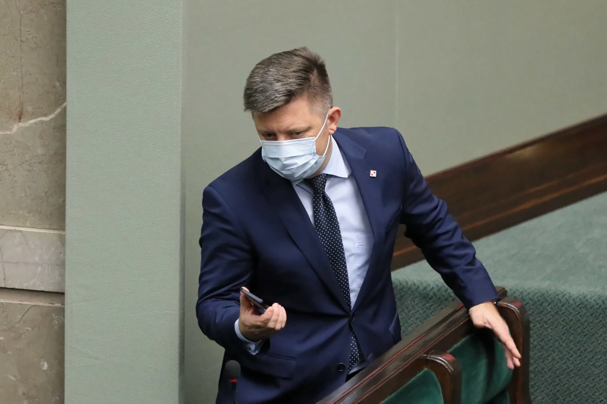 "Częścią mojego zawodu (...) jest dyskrecja" - stwierdził w RMF FM prezes Prawa i Sprawiedliwości Jarosław Kaczyński, pytany o szczegóły planowanych zmian w rządzie. Zdradził, że spokojny o swoje stanowisko może być szef Kancelarii Prezesa Rady Ministrów Michał Dworczyk. "Na pewno nie będzie zmieniany, przynajmniej teraz" - zapewnił wicepremier w rozmowie z Krzysztofem Ziemcem. 