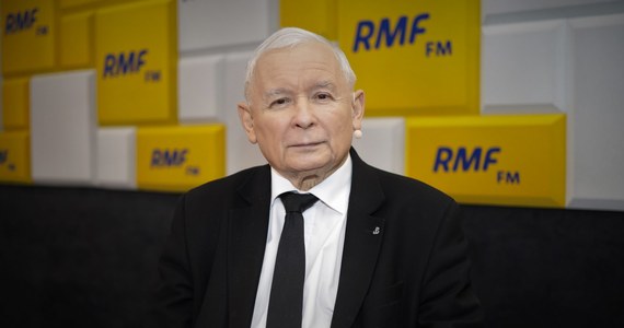 „Taka perspektywa istnieje, ale kiedy to nastąpi, to Bóg jeden wie. Ja mogę powiedzieć, że wybrany jestem, jako szef partii oczywiście, a nie jako wicepremier, do roku '25” – mówił Jarosław Kaczyński, gość Krzysztofa Ziemca w RMF FM, pytany o swoją polityczną emeryturę. Dodał też, że nie ukrywał nigdy tego, że zamierza opuścić rząd. Zwrócił uwagę, że ze względu na wiek – prezes PiS ma 72 lata – trudno jest godzić dwa etaty: wicepremiera oraz prezesa partii. „[W rządzie przyp. RMF] Ktoś może mnie zastąpić, natomiast w partii jest bardzo dużo do zrobienia, a wiek taki jak mój ma niestety tę wadę, że na dwóch etatach jest niełatwo” – skomentował. „Nie wiem, dlaczego to w tej chwili jest taka sensacja, bo ja tam przybyłem z pewnymi zadaniami, a one w zasadzie już są na końcu drogi” – mówił prezes PiS, komentując medialnego doniesienia o swoim odejściu z rządu. Pytany o to, czy w obliczu napiętej sytuacji na granicy polsko-białoruskiej, kolejnej fali zakażeń koronawirusem, czy wysokiej inflacji rzeczywiście można mówić o „końcu drogi” odpowiedział: „Panie redaktorze, ja nie jestem w rządzie od wszystkiego”.