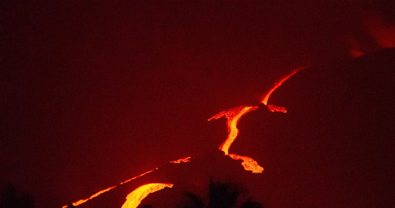 W aktywnym od września wulkanie Cumbre Vieja pojawił się nowy otwór, z którego intensywnie wypływa lawa - poinformował Instytut Wulkanologii Wysp Kanaryjskich. Nowe źródło lawy pojawiło się na południowy wschód od krateru.