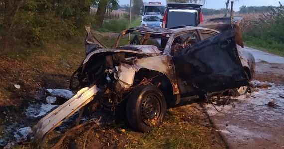 Prokuratura i policja wyjaśniają sprawę tragicznego wypadku w Romanowie na Mazowszu. Przy jednej z dróg znaleziono tam samochód, w którym były zwęglone zwłoki 4 młodych osób.