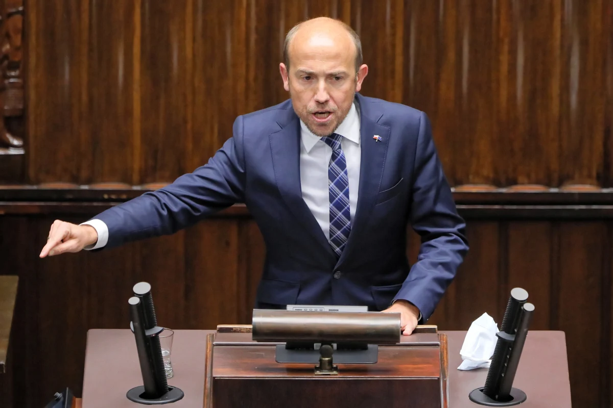 "Tusk wezwał Kaczyńskiego do debaty i jest gotów w każdej chwili do niej stanąć. Wymyślanie przez Kaczyńskiego warunków wstępnych jest tylko po to, by mógł nie stawić się na debatę" – tak wiceprzewodniczący Platformy Obywatelskiej Borys Budka skomentował dzisiejszą deklarację lidera Prawa i Sprawiedliwości dotyczącą ewentualnej debaty z szefem PO. "Wie doskonale, że już raz ją przegrał i boi się, że byłby to teraz bokserski nokaut" – ocenił Budka.