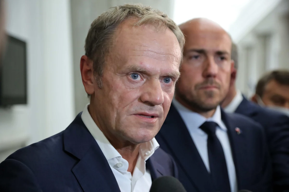 Lider Platformy Obywatelskiej Donald Tusk zareagował na słowa Jarosława Kaczyńskiego z dzisiejszej rozmowy z RMF FM. Lider Prawa i Sprawiedliwości stwierdził, że jest gotowy do debaty z szefem PO, jeśli ten wcześniej przeprosi. Kilka godzin później przeprosiny pojawiły się na twitterowym koncie Tuska razem z prośbą o wskazanie daty i miejsca spotkania. 