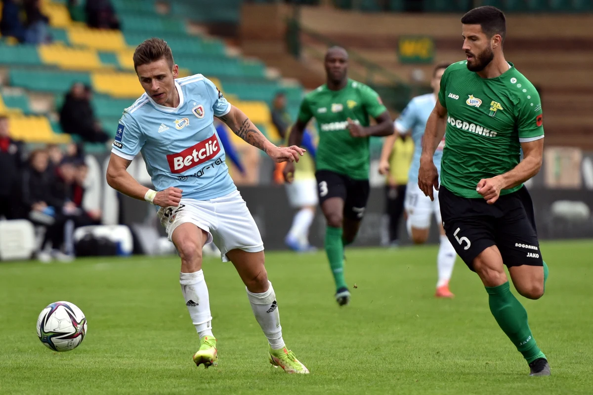 Spotkanie rozpoczęło się fatalnie dla gospodarzy, bo już po dwóch minutach przegrywali. Po dośrodkowaniu z rzutu wolnego Damiana Kądziora w pole karne, nie trafił w piłkę Tomasz Midzierski, a ta znalazła się pod nogami Patryka Sokołowskiego, który silnym strzałem pod poprzeczkę nie dał szans obrony Maciejowi Gostomskiemu.