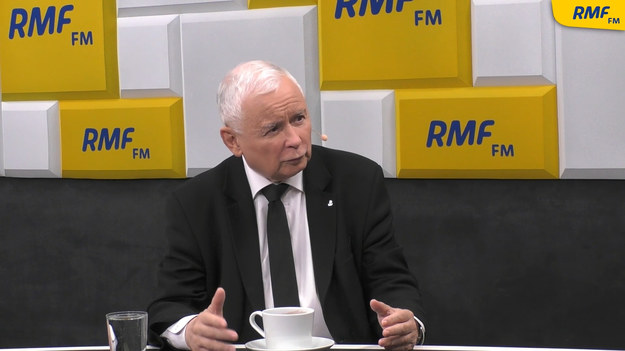 Jarosław Kaczyński pytany w radiu RMF FM, czy zgodziłby się na udział we wspólnej debacie z Donaldem Tuskiem, odparł, że musiałby on najpierw przeprosić. - Gdyby powiedział przepraszam, bo ma za co przepraszać, to oczywiście bym się zgodził - powiedział prezes PiS.

- W tej chwili taka debata miałaby sens, gdyby Donald Tusk wezwał do tego, żeby zaniechać "ośmiu gwiazdek" czy brzydkich słów i powiedział, że byliśmy w błędzie, trzeba wrócić do normalnych relacji w życiu publicznym - zaznaczył Kaczyński.