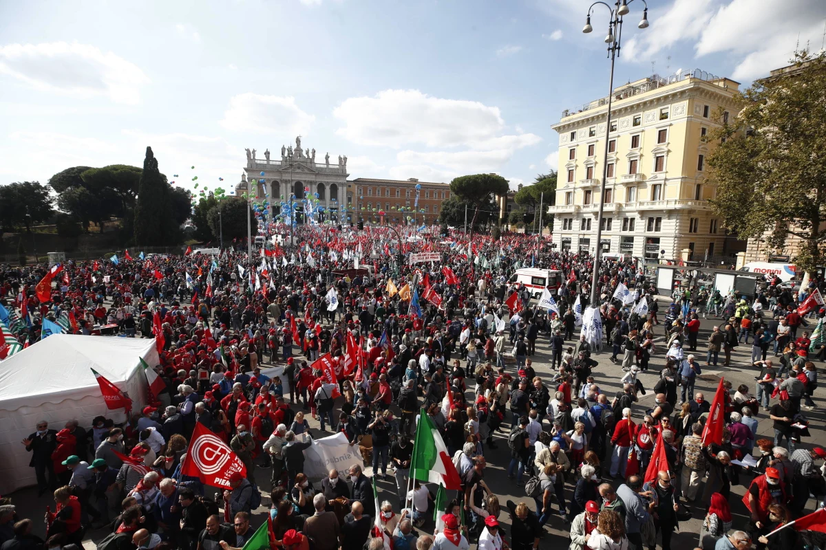 Dziesiątki tysięcy osób zebrały się w Rzymie na manifestacji pod hasłem "Nigdy więcej faszyzmu". Zorganizowano ją z udziałem wielkich central związkowych i ugrupowań politycznych tydzień po gwałtownej demonstracji w Wiecznym Mieście, w trakcie której aktów przemocy i wandalizmu dopuściły się bojówki neofaszystowskiego ruchu Forza Nuova.