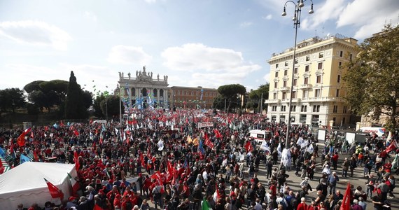 Dziesiątki tysięcy osób zebrały się w Rzymie na manifestacji pod hasłem "Nigdy więcej faszyzmu". Zorganizowano ją z udziałem wielkich central związkowych i ugrupowań politycznych tydzień po gwałtownej demonstracji w Wiecznym Mieście, w trakcie której aktów przemocy i wandalizmu dopuściły się bojówki neofaszystowskiego ruchu Forza Nuova.