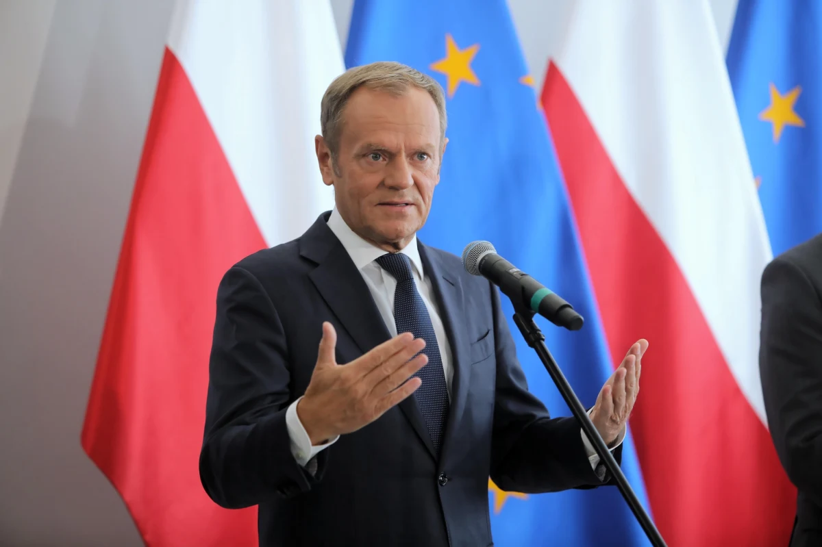 "Prounijne manifestacje to mechanizm powstrzymywania władzy przed kolejnymi szalonymi krokami" - powiedział "Gazecie Wyborczej Wrocław" Donald Tusk. "Fakt, iż od kilku dni politycy tego obozu jak mantrę recytują zaklęcia o tym, że z UE wyprowadzać nas nie chcą, świadczy o sukcesie tych manifestacji" - dodał polityk. 