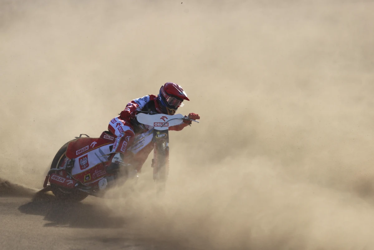 Polscy żużlowcy zdecydowanie prowadzą po pierwszym dniu finałowych zawodów Speedway of Nations w Manchesterze, drużynowych mistrzostw świata rozgrywanych w formule par. Bartosz Zmarzlik, Maciej Janowski i junior Jakub Miśkowiak wygrali wszystkie wyścigi.