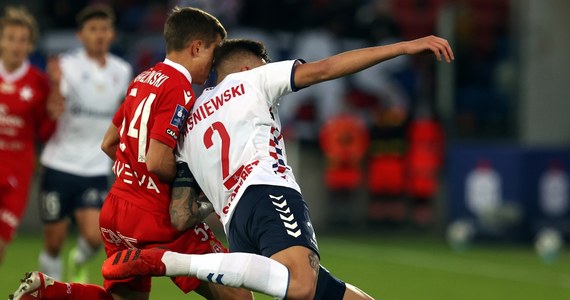 Górnik Zabrze przegrał u siebie z krakowską Wisłą 0:1 w sobotnim meczu 11. kolejki piłkarskiej ekstraklasy. Krakowianie przerwali serię trzech ligowych porażek z rzędu bez strzelonego gola.