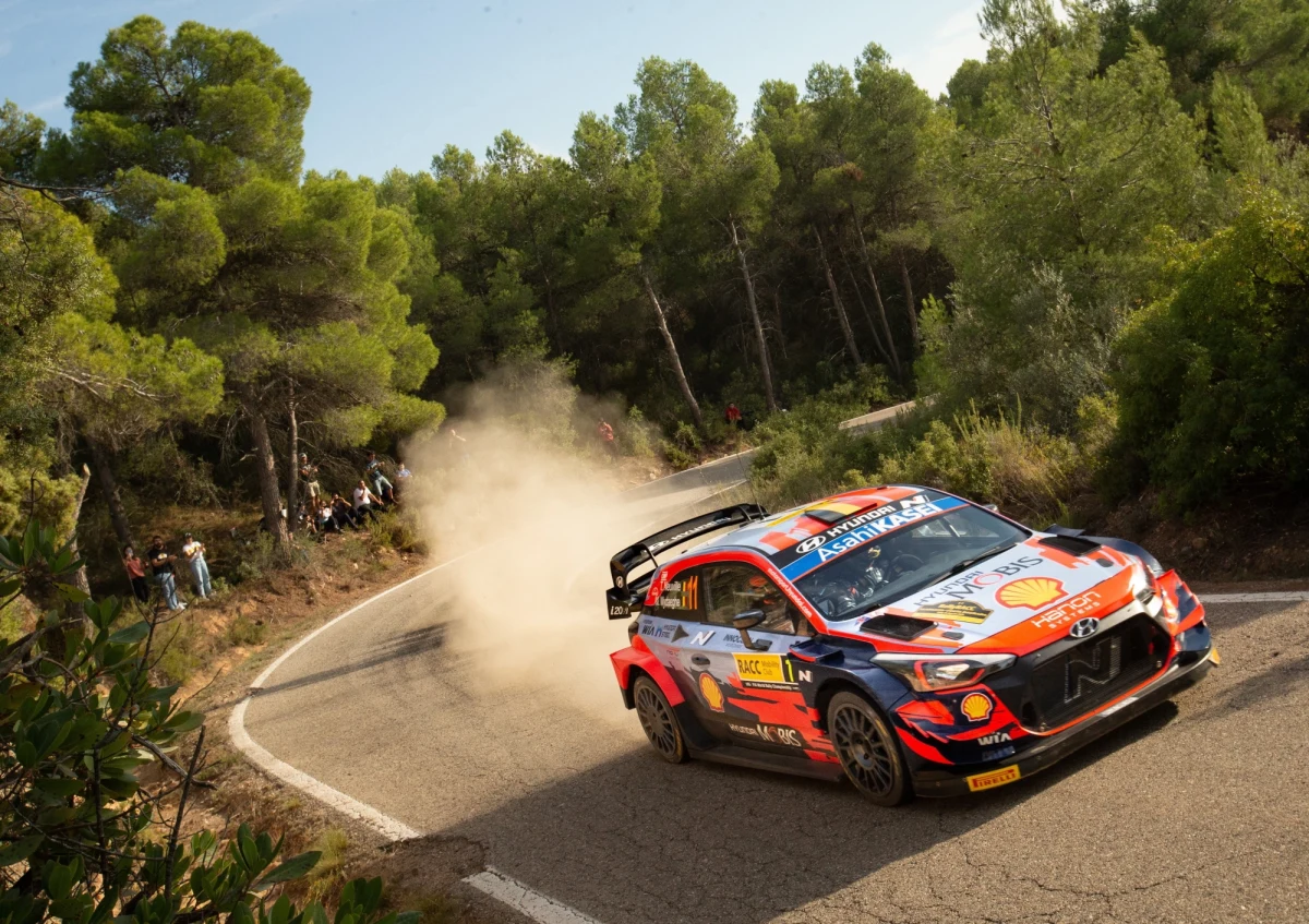 Belg Thierry Neuville (Hyundai I20 WRC) prowadzi po drugim etapie Rajdu Katalonii, 11. rundy mistrzostw świata. W kategorii WRC3 Kajetan Kajetanowicz awansował z trzeciego na drugie miejsce.