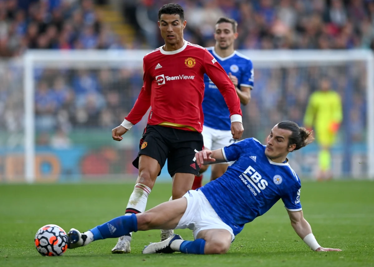 Chelsea dzięki zwycięstwu 1:0 w derbach Londynu nad beniaminkiem Brentford FC w 8. kolejce angielskiej ekstraklasy odzyskała pozycję lidera. Piłkarze Leicester City, rywale Legii Warszawa w fazie grupowej Ligi Europy, wygrali z Manchesterem United 4:2.