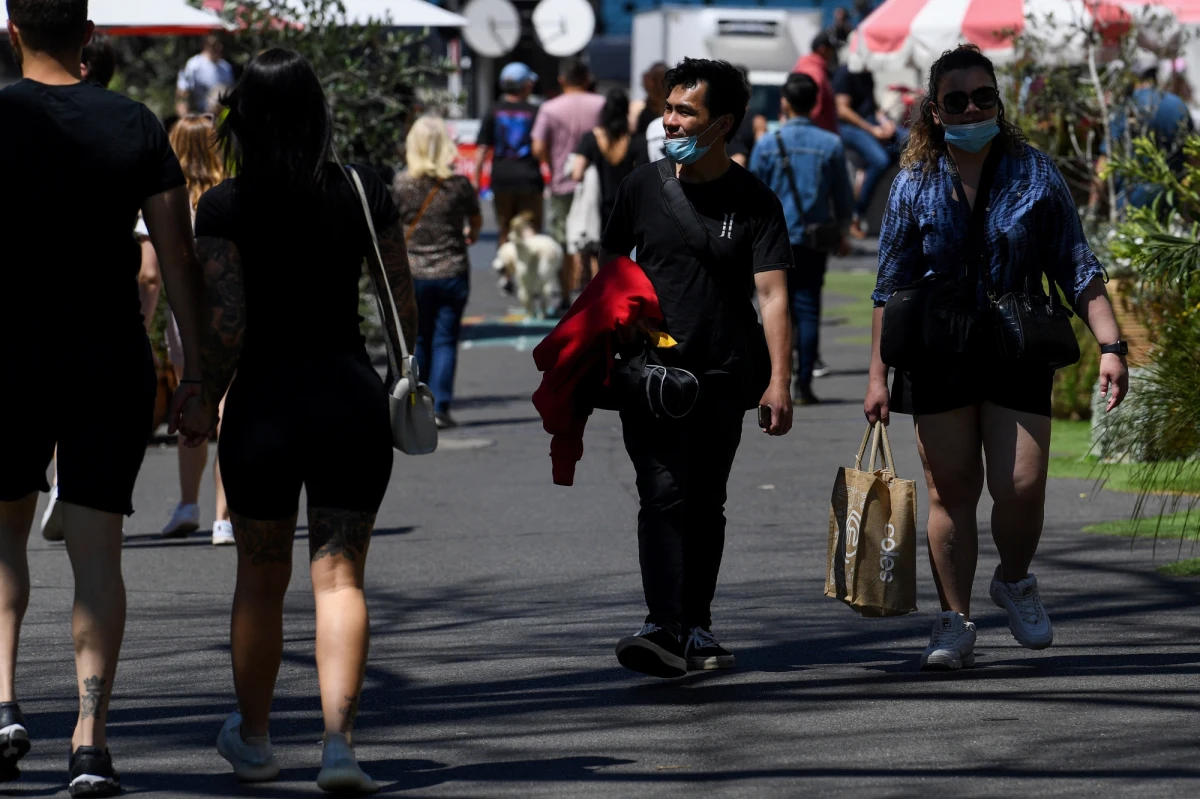 Przy obecnym rytmie szczepień we Włoszech przed Bożym Narodzeniem zaszczepionych przeciwko Covid-19 może być już 90 procent osób powyżej 12 lat- podkreśla w niedzielę dziennik “Il Messaggero”. Jak dodaje, eksperci ostrzegają jednak przed luzowaniem restrykcji w sezonie zimowym.
