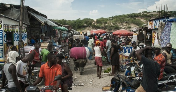 17 chrześcijańskich misjonarzy ze Stanów Zjednoczonych i członkowie ich rodzin, w tym dzieci, zostali porwani w sobotę przez gang w Port-au-Prince - informuje sobotni The New Jork Times. Do porwania doszło, gdy opuszczali sierociniec udając się autobusem na lotnisko.