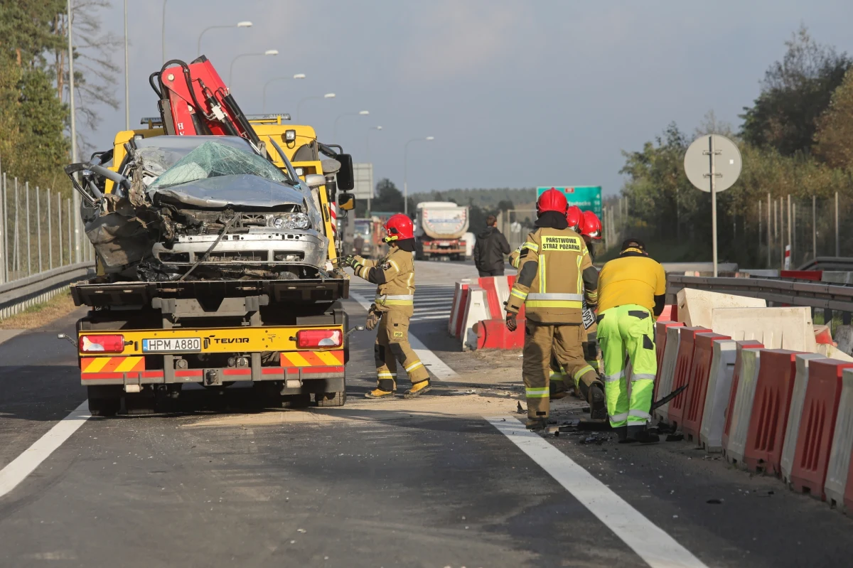 Białostocki sąd rejonowy zdecydował o areszcie na trzy miesiące dla Syryjczyka. Mężczyzna jest podejrzany nie tylko o doprowadzenie do wypadku drogowego, w którym zginęła jedna osoba, ale też o pomoc w nielegalnym przekroczeniu granicy przez imigrantów. O areszt wcześniej wnioskowała prokuratura, prowadząca śledztwo.