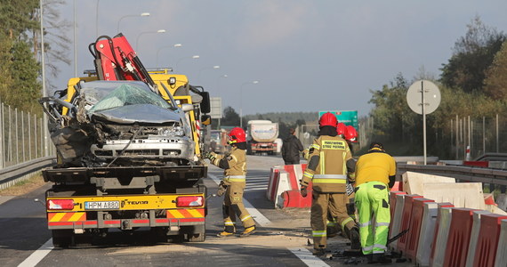 Białostocki sąd rejonowy zdecydował o areszcie na trzy miesiące dla Syryjczyka. Mężczyzna jest podejrzany nie tylko o doprowadzenie do wypadku drogowego, w którym zginęła jedna osoba, ale też o pomoc w nielegalnym przekroczeniu granicy przez imigrantów. O areszt wcześniej wnioskowała prokuratura, prowadząca śledztwo.