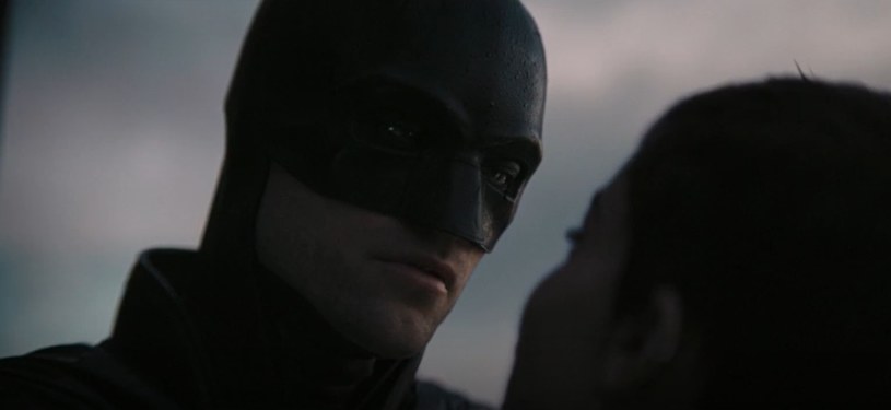 Pojawił się nowy, mroczny zwiastun nowego "Batmana". W filmie Matta Reevesa tytułową postać gra Robert Pattinson, gwiazdor takich produkcji, jak "Tenet", "Lighthouse" czy  seria "Zmierzch". Światowa premiera filmu zapowiadana jest na 4 marca 2022 roku.
