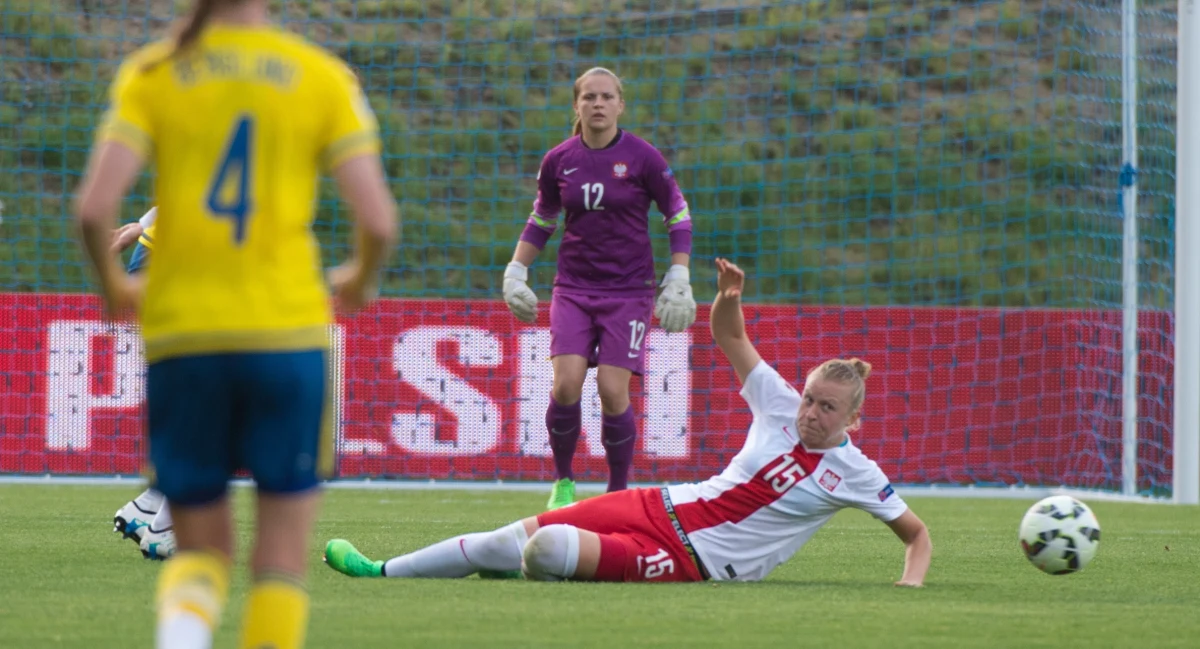 Piłkarska reprezentacja Polski kobiet rozpoczyna dziś zgrupowanie przed dwoma kolejnymi meczami eliminacji mistrzostw świata. Polki po dwóch spotkaniach mają na koncie 4 punkty. Biało-czerwone zmierzą się w czwartek w Łodzi z prowadzącymi w grupie z kompletem punktów Norweżkami. We wtorek 26 października w Tychach zagrają z reprezentacją Albanii. "Chcemy się bardzo dobrze przygotować do obu tych meczów i zgarnąć sześć punktów" – mówi Anna Szymańska, bramkarka reprezentacji Polski i Czarnych Sosnowiec. O najbliższych meczach kadry, ale także o błędzie popełnionym w meczu z Belgią rozmawiał z nią Wojciech Marczyk z redakcji sportowej RMF FM. 