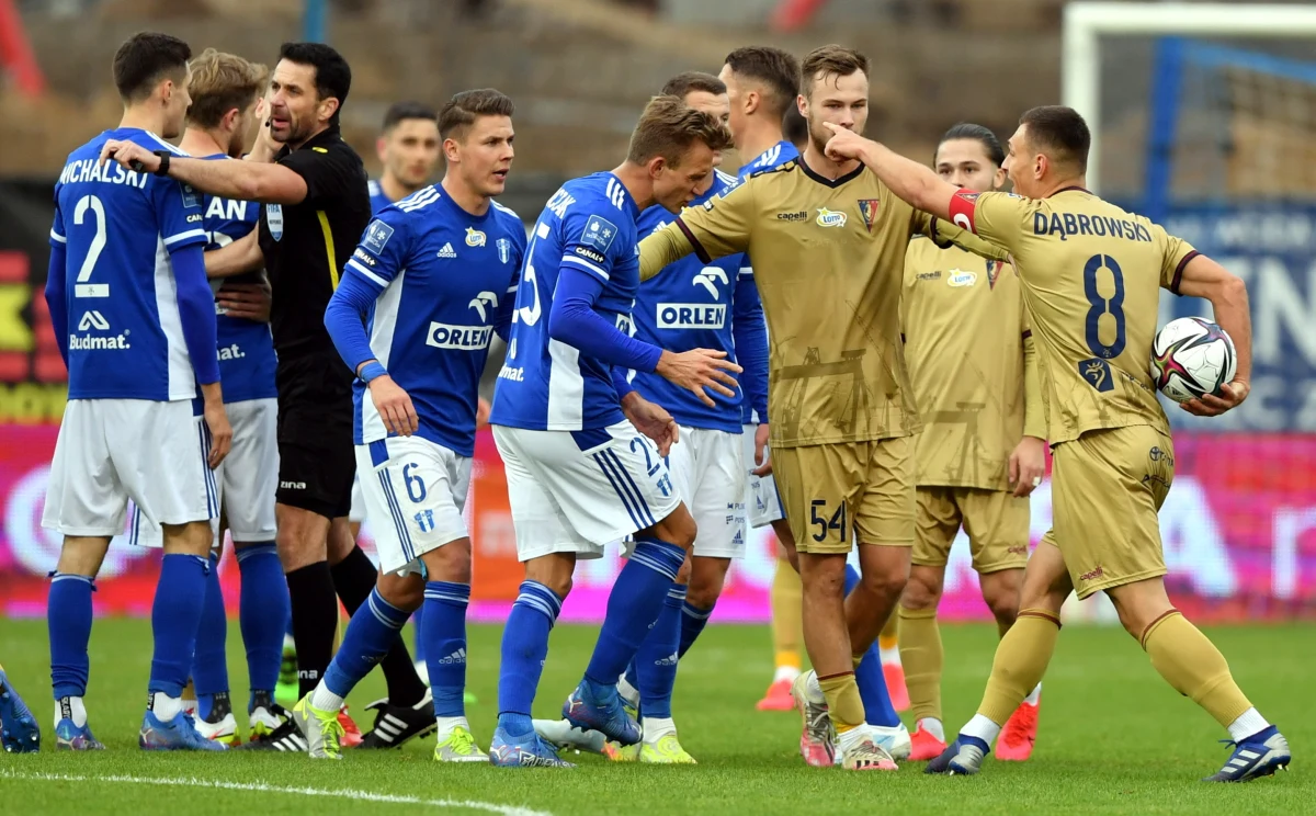 Po przerwie na reprezentację trener Maciej Bartoszek miał wreszcie do dyspozycji wszystkich piłkarzy. W wyjściowym składzie znalazł się nawet Rafał Wolski, który w tygodniu poprzedzającym spotkanie nabawił się lekkiego urazu, ale okazało się, że jest gotowy do gry. Po rehabilitacji wrócili do drużyny Damian Rasak i Mateusz Szwoch, a w roli młodzieżowca znów wystąpił Damian Kocyła.